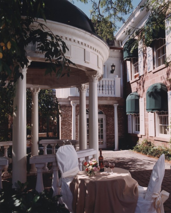 the-brownstone-inn-chadsworth-columns-1