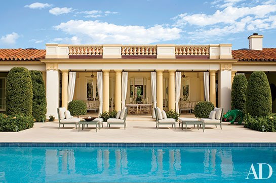 A decorative balustrade lines the roof of this Palm Beach, Florida, residence designed in a combination of the Beaux Arts and Mediterranean Revival traditions. Photo: Roger Davies